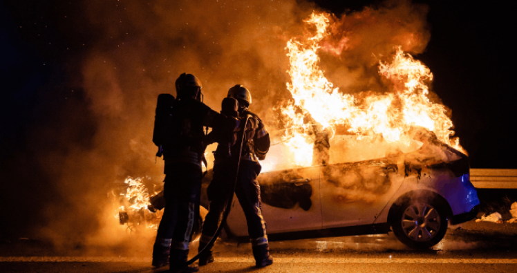 Grèce : des chauffeurs de taxi détruisent des voitures Uber