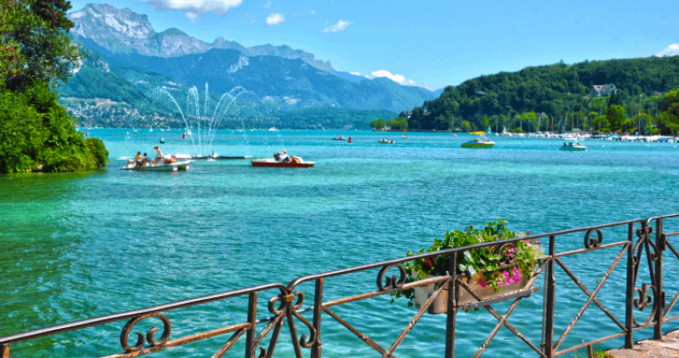 Annecy : un taxi volant pour touristes vole au dessus du lac